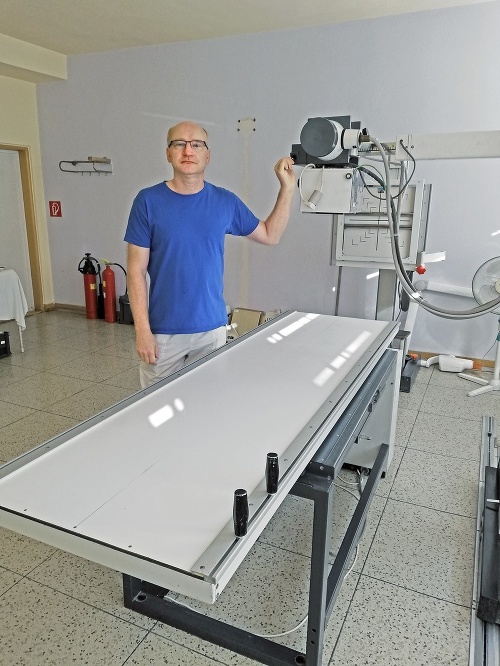 Vedúci laborant Štefan Varga pri röntgene, na ktorom už v decembri nebudú vyšetrovať pacientov.