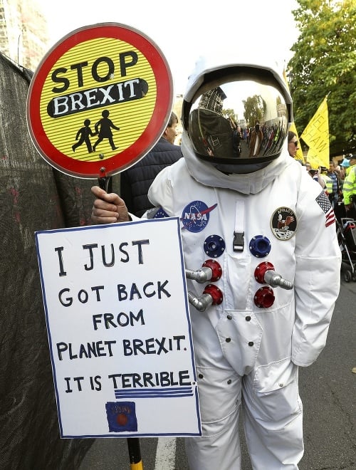 Vtipné kostýmy: „Práve som sa vrátil z planéty Brexit a je to tam hrozné,“ hlása tento kozmonaut.
