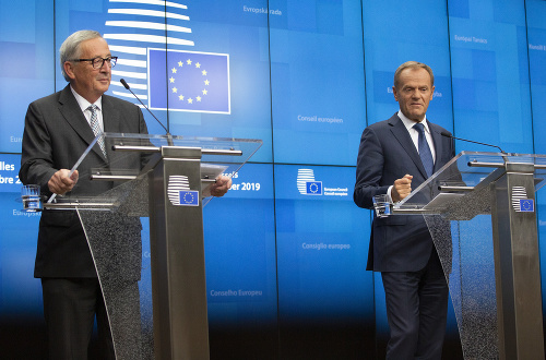 Predseda Európskej komisie Jean Claude-Juncker s predsedom Európskej rady Donaldom Tuskom