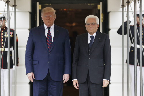 Americký prezident Donald Trump a jeho taliansky kolega Sergio Mattarella pred Bielym domom vo Washingtone