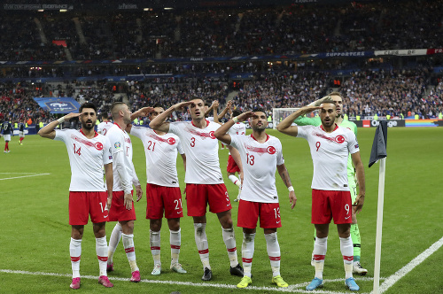 Tureckí hráči salutujú po góle proti Francúzsku.