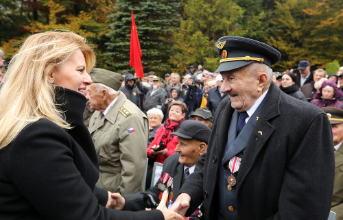 Prezidentka SR Zuzana Čaputová sa zdraví s vojnovými veteránmi.