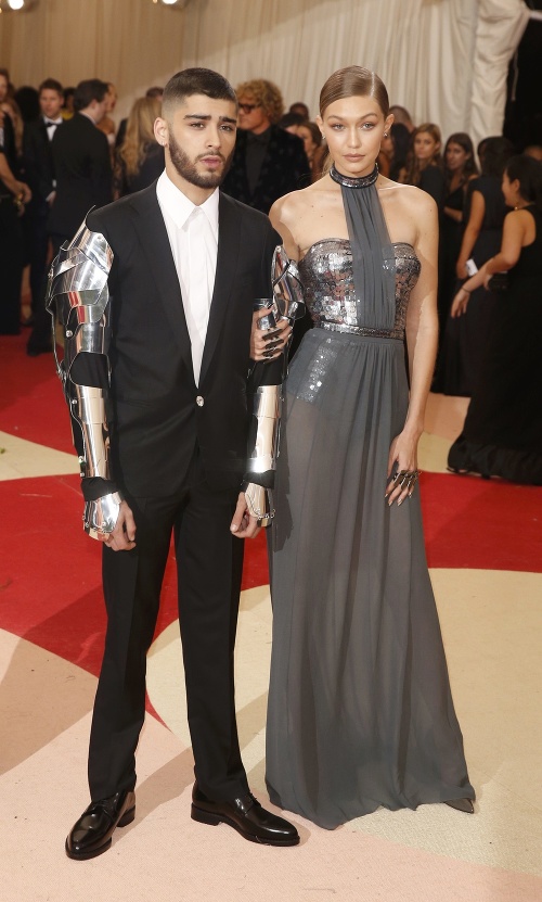 Aj spevák Zayn Malik a modelka Gigi Hadid sa držali témy.