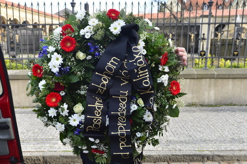 Smútočný veniec poslal aj náš minister vnútra Robert Kaliňák. 