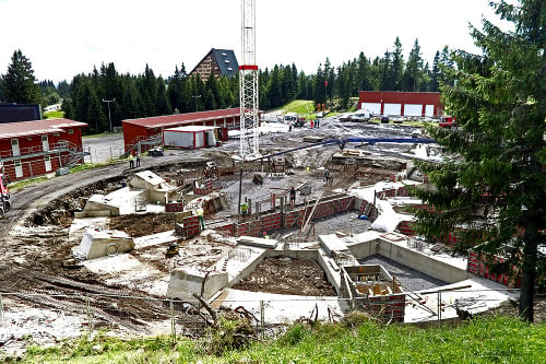 Štrbské pleso, 4. september 2019: Vežu stavajú na mieste bývalého škvarového futbalového ihriska .