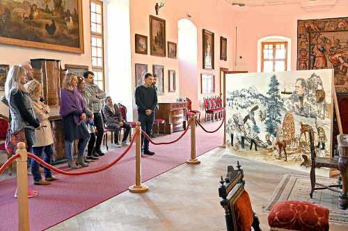 Autori a návštevníci zámku počas prehliadky vystavených diel.