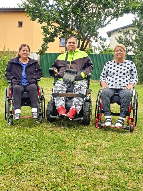 Súrodenci (zľava) Mária (52), Roman (48) a Daniela (50) túžia po špeciálne upravenom aute.