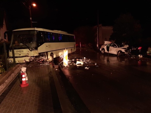  Tragická zrážka linkového autobusu a Audi.