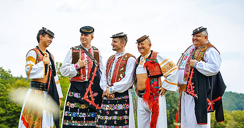 Jeho kožúšok (prvý vpravo) majú aj v súbore Jánošík.