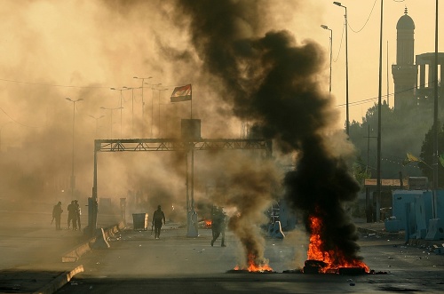 Iracké bezpečnostné zložky používajú slzotvorný plyn na protivládnych demonštrantov v Bagdade.