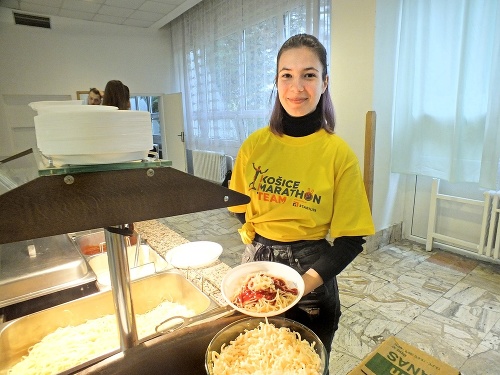 Dobrovoľníčka: Olívia Gregocká (17) pripravovala porcie špagiet s paradajkovou omáčkou.