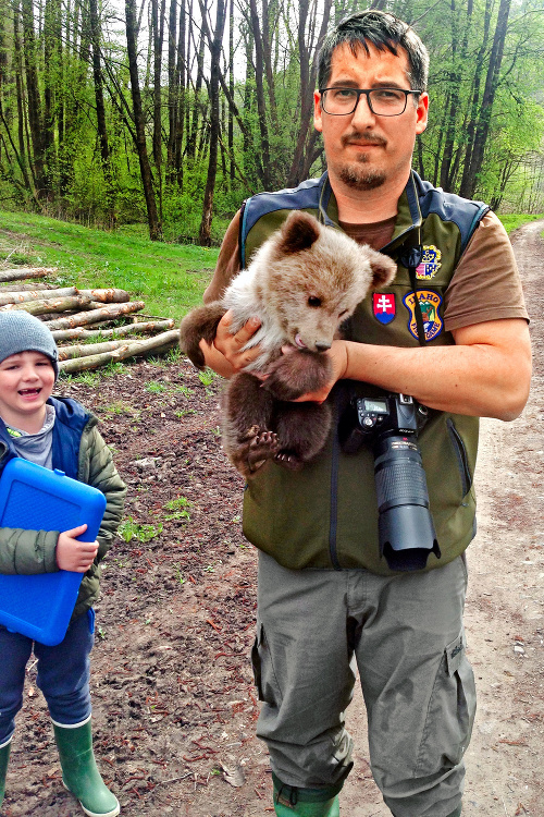 Jaroslav Slašťan (38) sa zaoberal fenoménom detí, o ktoré sa starali medvede.