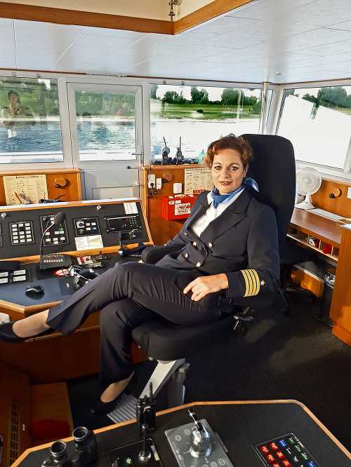 Erika (42) ako prvá  kapitánka luxusnej výletnej lode brázdi vody Rýna a ďaľších riek západnej Európy.