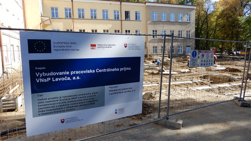 Počiatočné práce pri výstavbe nového centrálneho príjmu v levočskej nemocnici, ktorá by mala byť hotová v máji 2021.