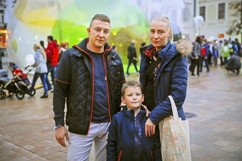  Zdenko (27), denko (27), Paula (31) aula (31) a Tobiáško (5) Tobiáško (5) Bratislava: ratislava: „Páčila sa nám bublina na Hlavnom námestí a čakali sme tam asi 4 minúty“