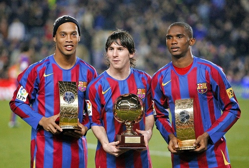2005: Zlatý tím FC Barcelona. Zľava Ronaldinho - svetový hráč roka 2005, Lionel Messi - najlepší juniorský hráč 2005 a Samuel Eto’o - tretí najlepší hráč roka 2005.