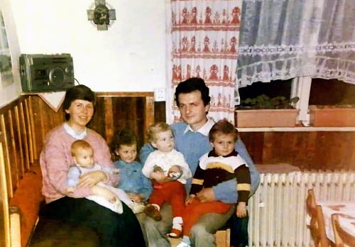 Michal (druhý sprava) so súrodencami a s rodičmi, keď boli ešte len štyria.