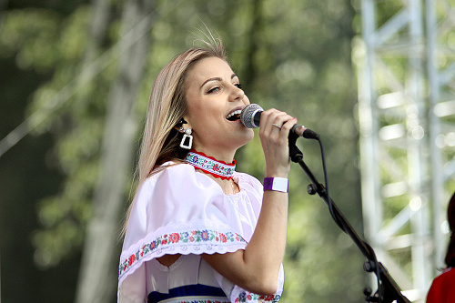 Na pódiu vystúpila speváčka Dominika Stará, ktorá pochod podporila.
