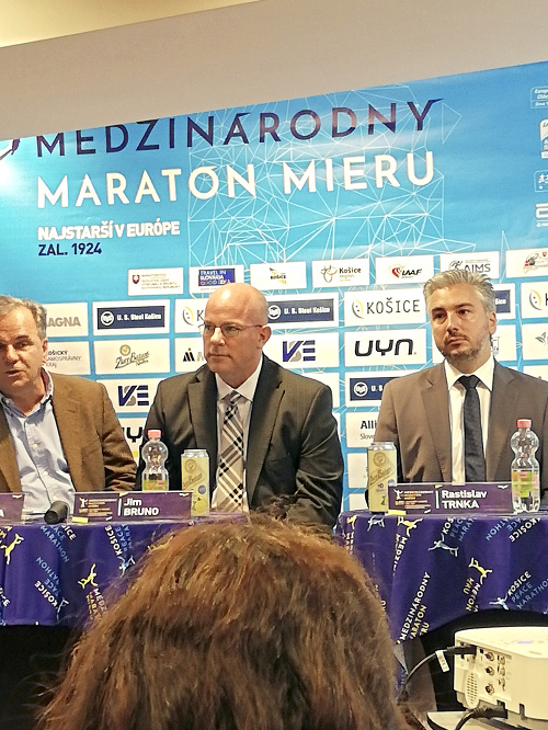 Župan Rastislav Trnka (vpravo) a prezident U. S. Steelu Košice  Jim Bruno na tlačovke k Medzinárodnému maratónu mieru