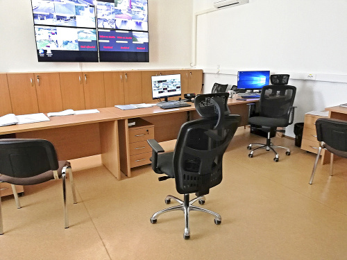 Kancelársky nábytok zo stolárskej dielne majú aj v miestnom  velíne kamerového systému. 