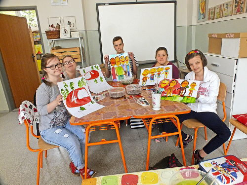 Krásne obrázky nakreslili aj ďalší šikovní školáci. Zľava Ema (15), Zuzana (15), Ján (18), Maruška (17) a Sára (17).