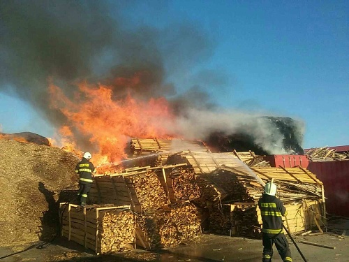 Rozsiahly požiar vznikol v areáli spoločnosti Trebišovská energetická.