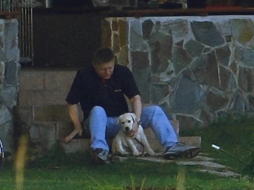 2010: Fico sa s malým bielym labradorom začal ukazovať na verejnosti ešte v čase svojej prvej vlády.