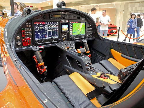 Lietadlo má autopilota, radarový, pristávací aj navádzací systém.