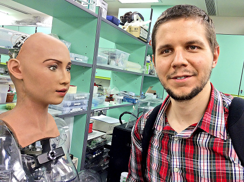 SO SOPHIOU: Programátor po boku jedného z najvyspelejších humanoidných robotov.