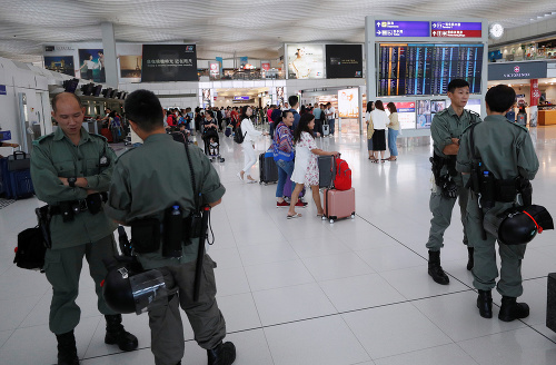 Cestujúci sa v očakávaní komplikácií vydávajú na letisko až 12 hodín pred odletom.