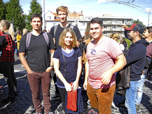 Thomas (vpravo) s kamarátmi prišli do Bratislavy študovať iba nedávno, napriek tomu sa klimaštrajku zúčastnili.