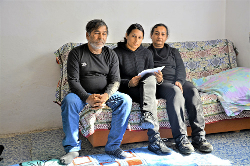 Nešťastná rodina (zľava): Samkov dedko Ladislav (55), matka Darina (31) a babka Darina (52) sa chcú dozvedieť pravdu.