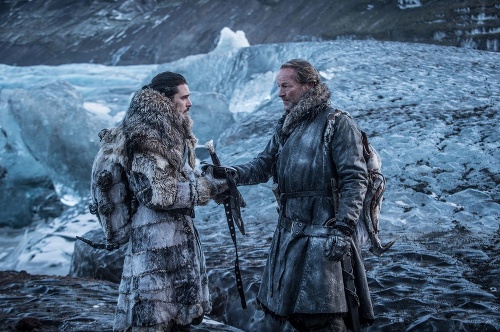 Kit Harington (vľavo) si zahral postavu Jona Snowa, Iain Glen zase Joraha Mormonta.