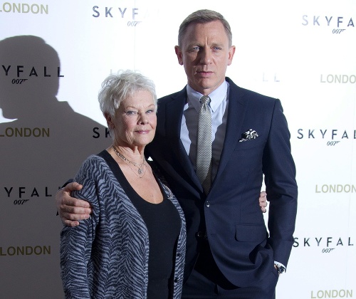 Britskí herci Judi Dench (vľavo) a Daniel Craig.
