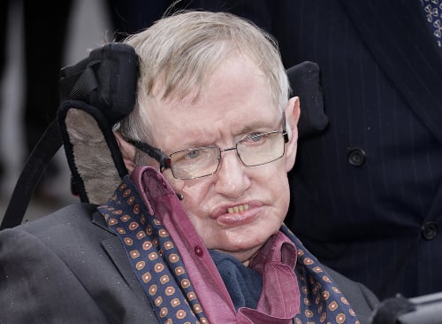 Stephen Hawking († 76) na archívnej snímke z 30. marca 2015  v Londýne