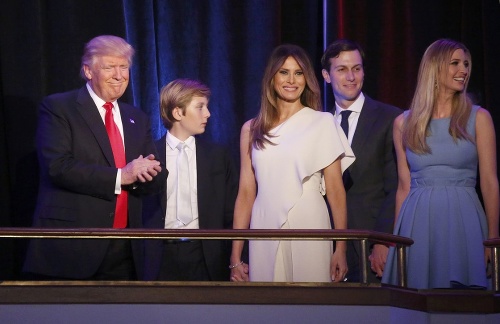 Rodina Donalda Trumpa pokope - sprava dcéra Ivanka, jej manžel Jared Kushner, manželka Melania a syn Barron.