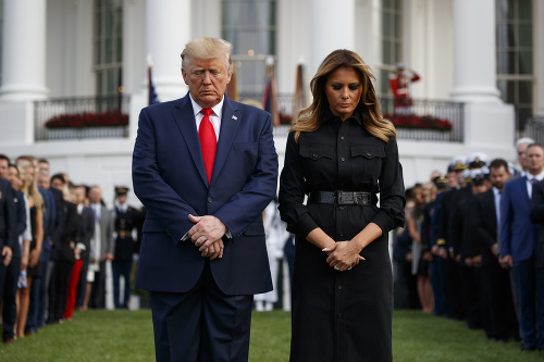 Trumpovci počas spomienkového podujatia vo Washingtone.