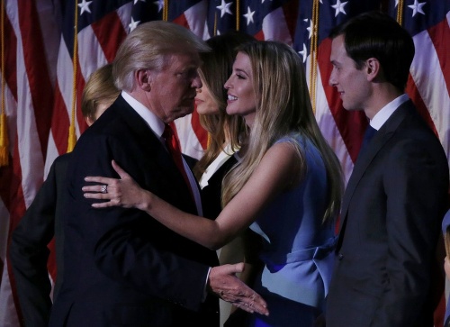 Ivanka s Jaredom stáli počas kampane pri Trumpovi.