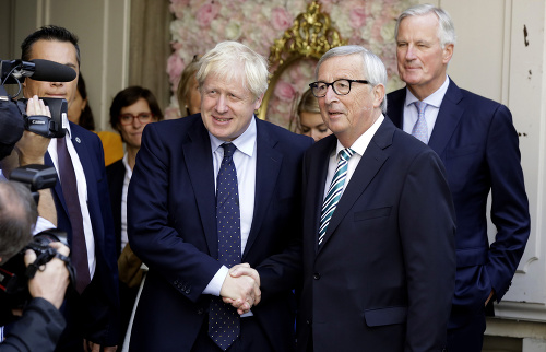 Predseda Európskej komisie Jean-Claude Juncker (vpravo) si podáva ruku s britským premiérom Borisom Johnsonom.