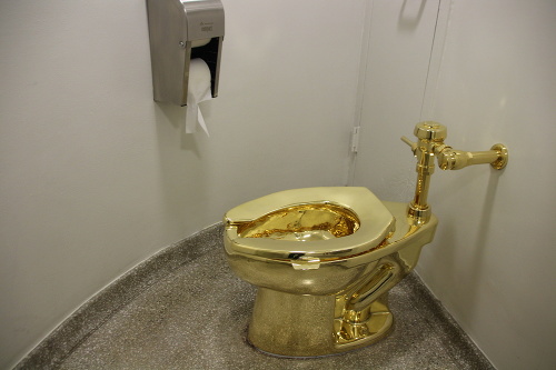 Guggenheimovo múzeum v New Yorku ponúka návštevníkom použitie zlatého záchodu.