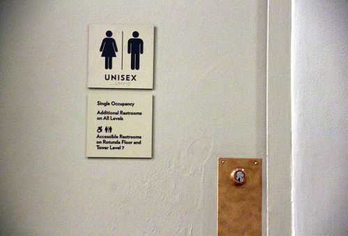 Guggenheimovo múzeum v New Yorku ponúka návštevníkom použitie zlatého záchodu.