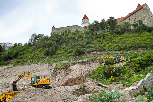 Pod Hradom od augusta pripravujú stavebný pozemok.