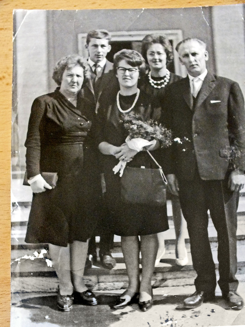 1963: V strede Anna Hájeková medzi svojimi blízkymi na promóciách v Košiciach