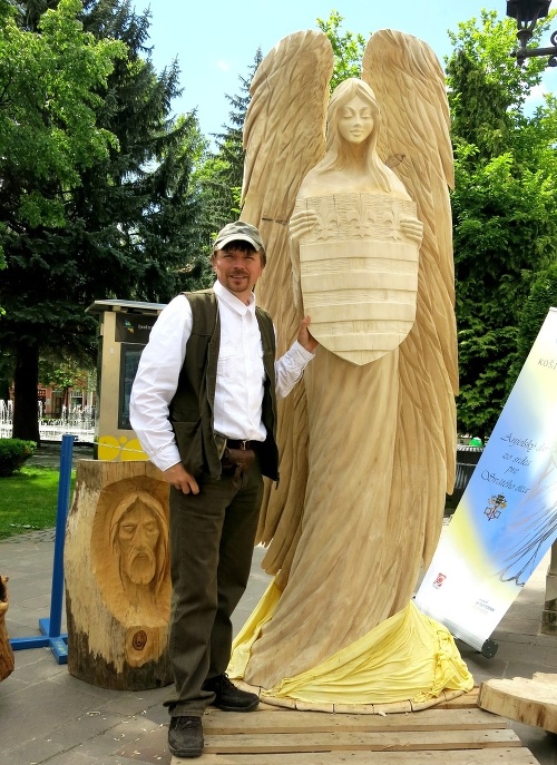 Tento anjel s košickým erbom putoval k pápežovi do Vatikánu.