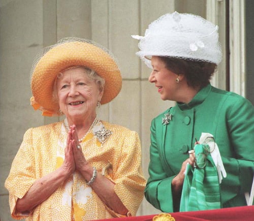 Britská princezná Margaret (vpravo) s kráľovnou matkou v roku 1995.