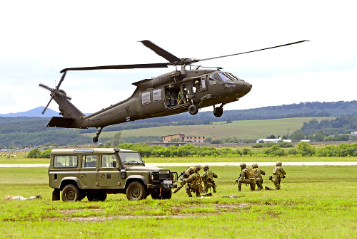 Vrtuľník UH-60 BlackHawk Rambo a 5. pluk špeciálneho určenia zo Žiliny v akcii.