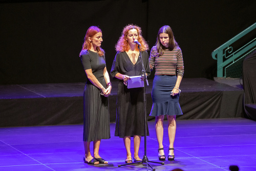 Umelcovej sestre Katke (v strede) boli počas príhovoru oporou Petrova partnerka Mirka (vľavo) a dcéra Mária (vpravo).