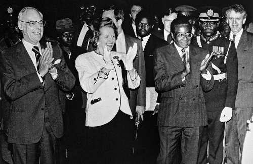 1981: Mier v Rodézii sprostredkovala Británia. Na snímke je Mugabe s Thatcherovou.