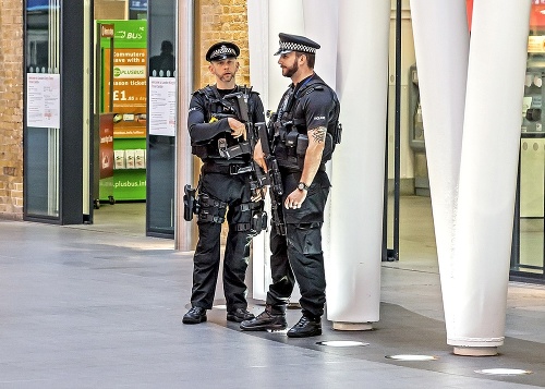 Dvojicu Afgáncov zatkli policajti v Londýne a Coventry.