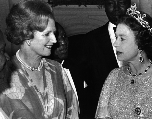  Na archívnej snímke z 1. augusta 1979 britská premiérka Margaret Thatcher (vľavo) a britská kráľovná Alžbeta II. diskutujú počas recepcie  britského Spoločenstva národov v Lusake.